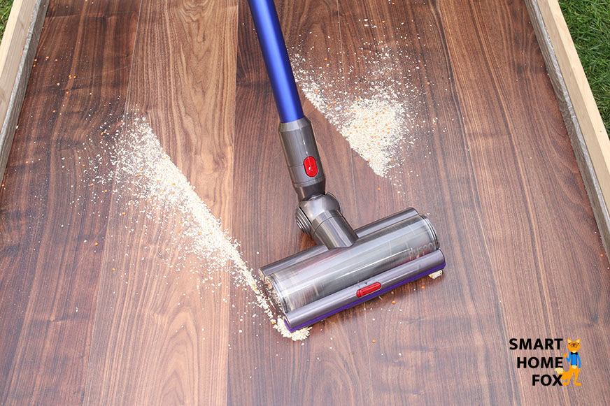 Dyson V11 saugt Schmutz auf